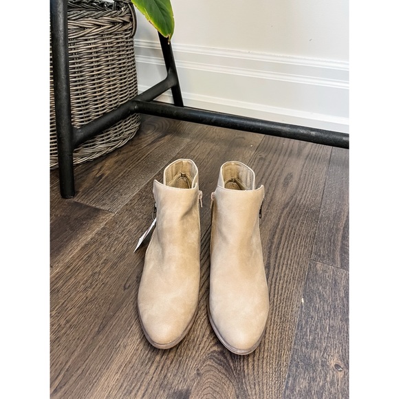 Brand New Union Bay Chelsea Boots with Heel, Size 10 - Picture 4 of 4